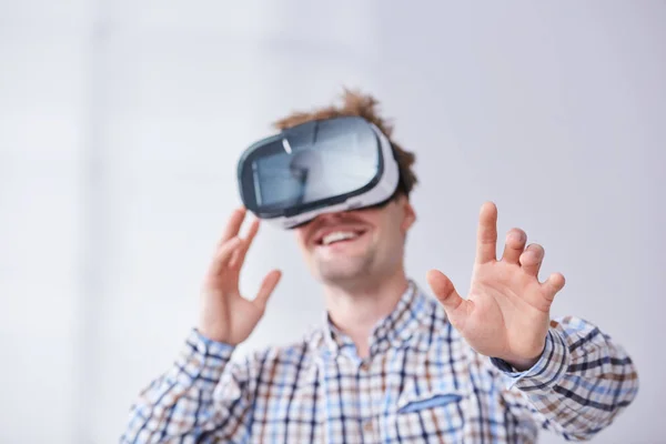 Homem usando óculos VR — Fotografia de Stock
