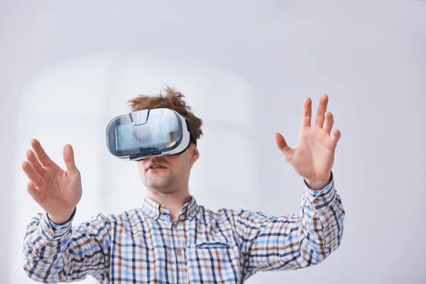 Homem usando óculos VR — Fotografia de Stock