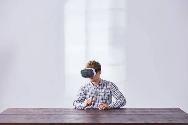 Uomo con auricolare VR — Foto Stock