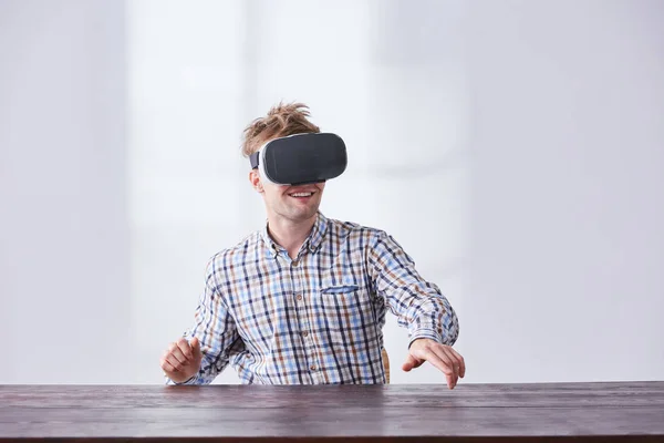 Creative worker wearing vr goggles — Stock Photo, Image