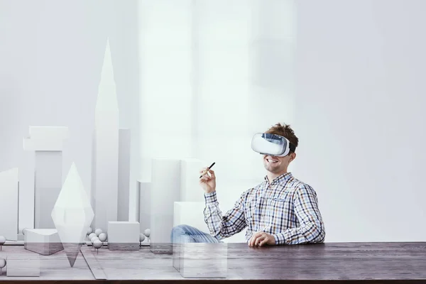 Arquiteto usando óculos de realidade virtual — Fotografia de Stock