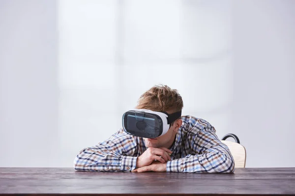 Young man with vr glasses — Stock Photo, Image