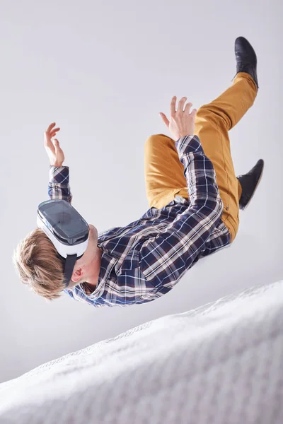 Man enjoying vr game — Stock Photo, Image