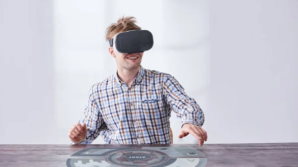 Homme travaillant avec des lunettes vr — Photo