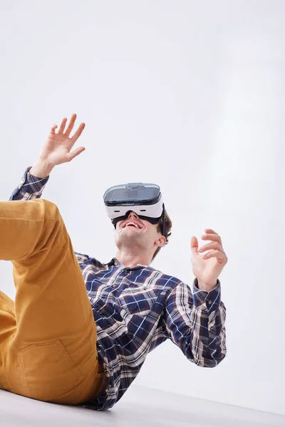 Homem jogando jogo VR — Fotografia de Stock