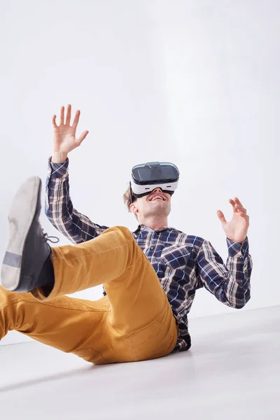 Gamer using virtaul reality goggles — Stock Photo, Image