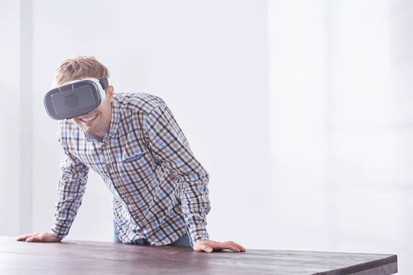 Casual worker using vr goggles — Stock Photo, Image