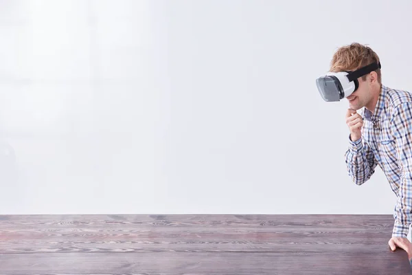 Trabalhador ocasional usando fones de ouvido vr — Fotografia de Stock