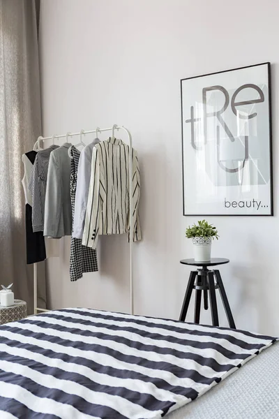 Kleding hanger in slaapkamer — Stockfoto
