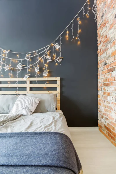 Спальня с кирпичной стеной — стоковое фото