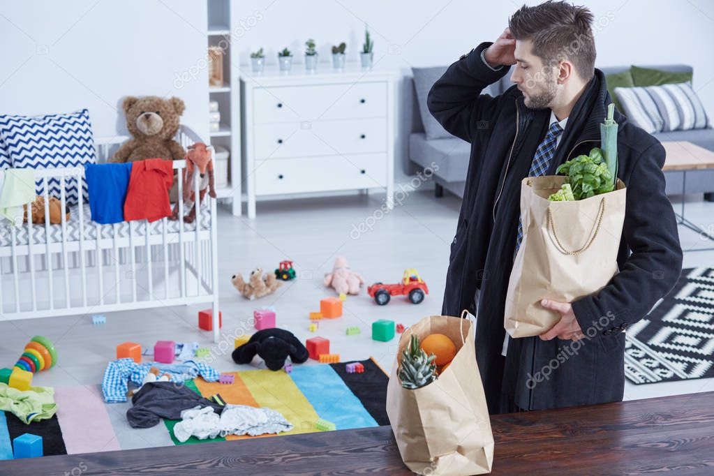 Man bringing groceries home — Stock Photo © photographee.eu 151084256