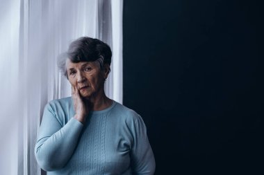 Pencere duran yaşlı kadın