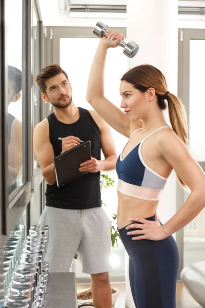 Fit mujer haciendo ejercicio con la mancuerna — Foto de Stock