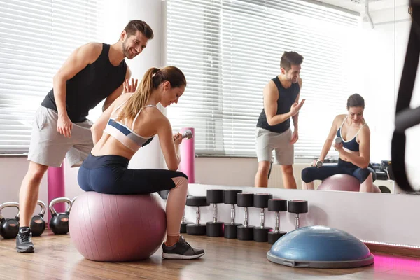 Frau trainiert auf Ball — Stockfoto