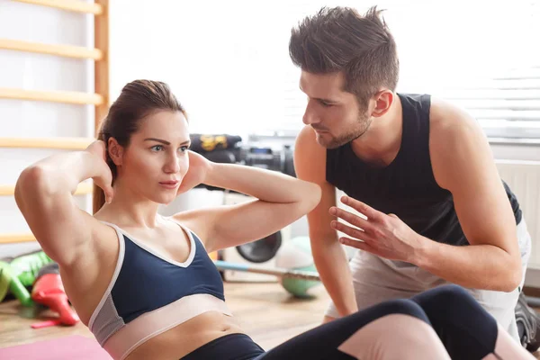 Mujer haciendo abdominales — Foto de Stock