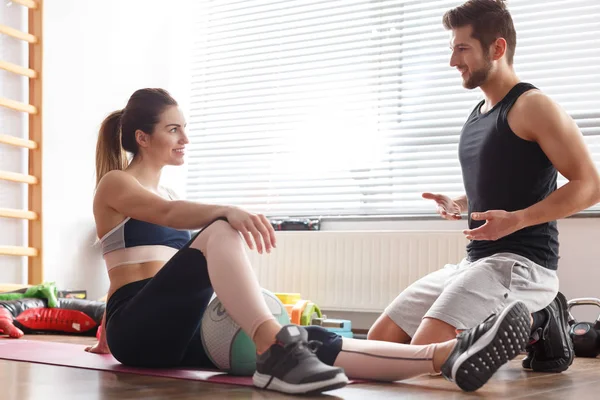 Fitness instruktor, mluvil s ženou — Stock fotografie