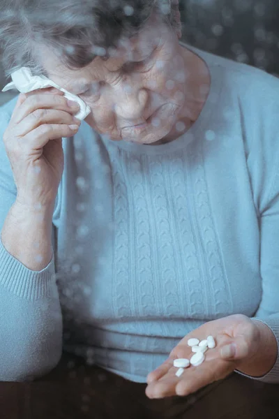Nemocní starší žena pláče — Stock fotografie