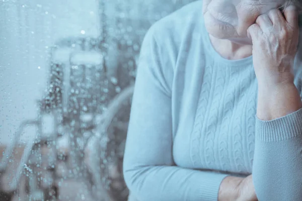 Senior vrouw met wandelen probleem — Stockfoto