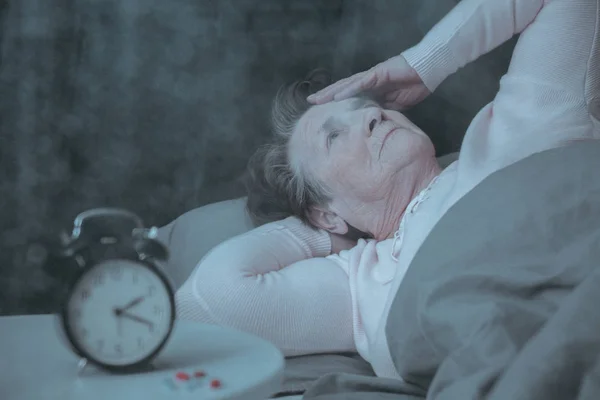 年配の女性が睡眠障害を持っていること — ストック写真