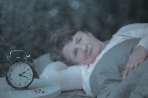 Συνταξιούχος γυναίκα έχοντας πρόβλημα ύπνου — Φωτογραφία Αρχείου