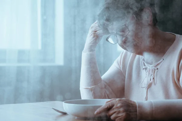Старшая женщина отказывается от еды — стоковое фото