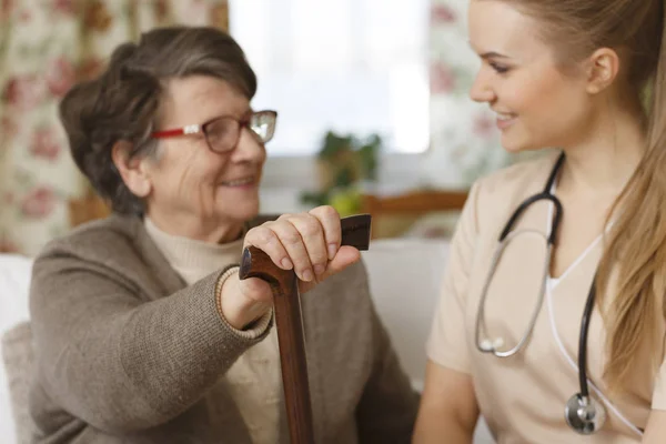 Oma en verpleegkundige praten — Stockfoto