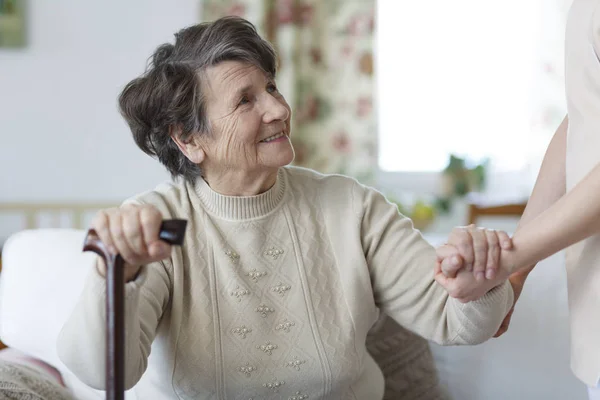 Mujer mayor mirando a su cuidador —  Fotos de Stock