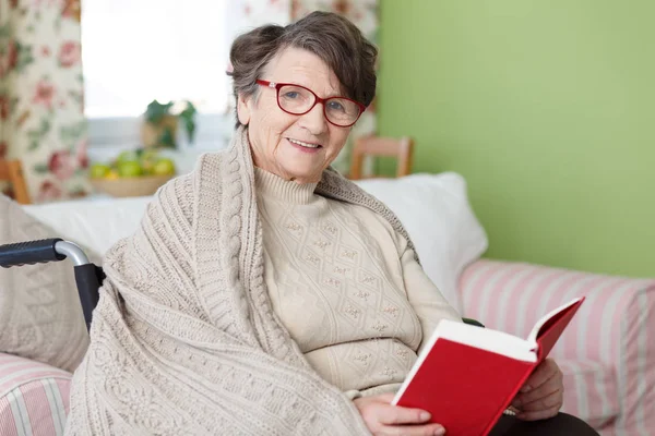 Kıdemli kadın kitap okuyor.
