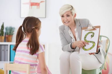 Konuşma pataloğu genç kızla