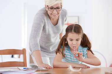 Quill'in üzerinde konsantre kız