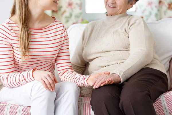 Großmutter und Enkelin halten Händchen — Stockfoto