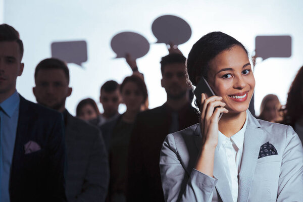 Улыбающаяся деловая женщина звонит
