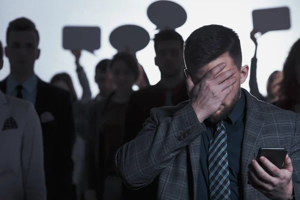 Hombre cubriendo su cara — Foto de Stock