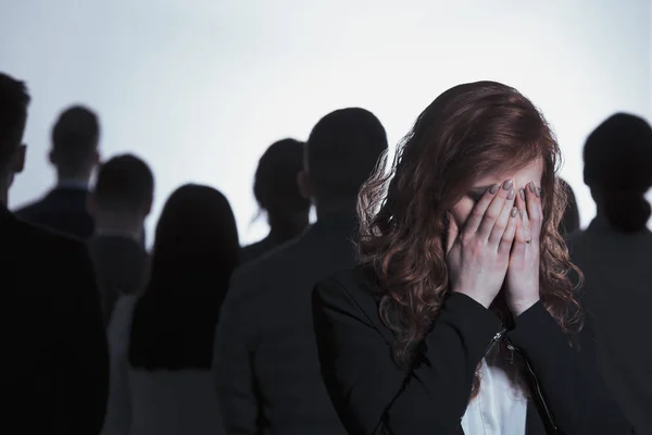 Woman crying in crowd — Stock Photo, Image