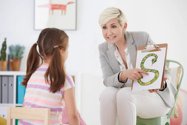 Speech pathologist with young girl — Stock Photo, Image
