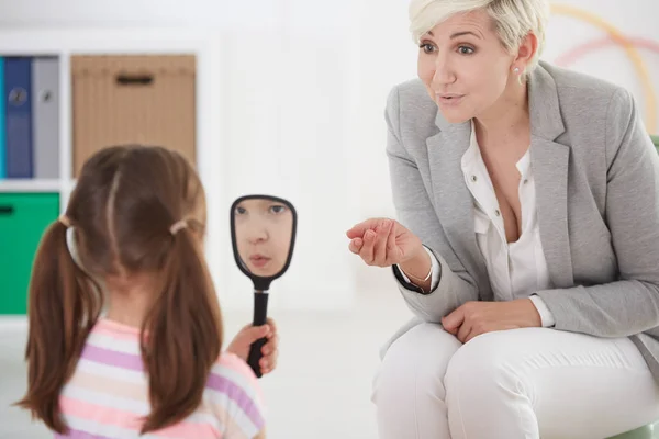 Vrouw praten met meisje — Stockfoto