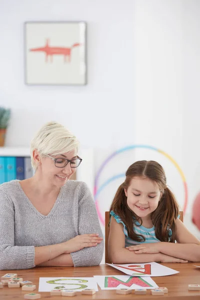 Girl enjoying speech therapy — Stock Photo, Image