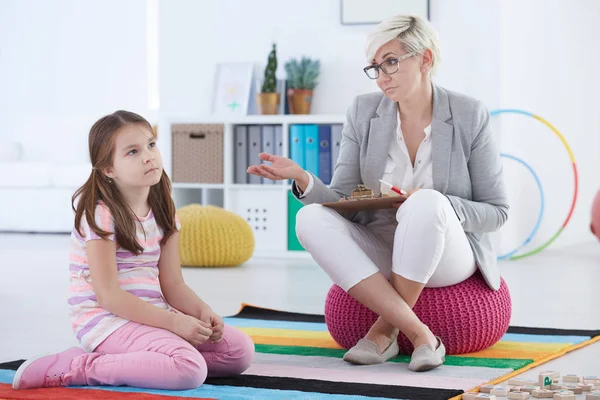 Ragazza annoiata frequentando sessione di terapia — Foto Stock