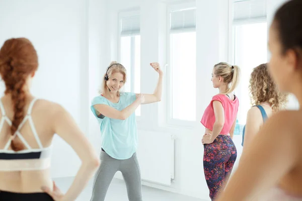 Instructor de fitness joven — Stok fotoğraf