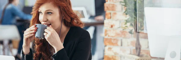 Frau trinkt Kaffee — Stockfoto