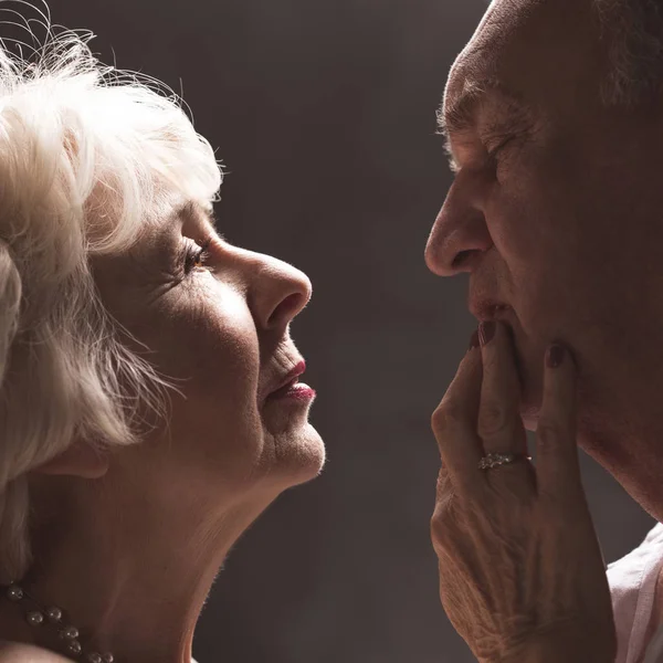 Anciana acariciando a su marido — Foto de Stock