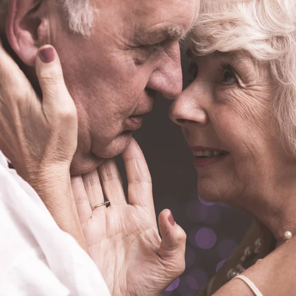 Anciano mirando cariñosamente a su esposa —  Fotos de Stock