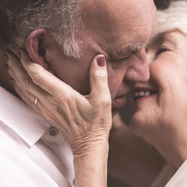 Happy senior couple kissing — Stock Photo, Image
