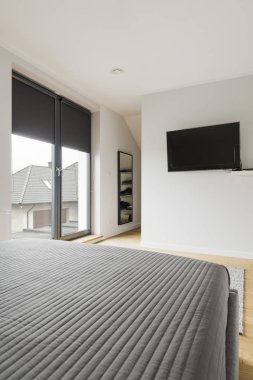 Yatak ve tv ile modern yatak odası