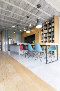 Renkli sandalye ile modern yemek odası