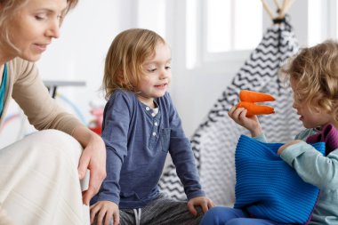 Çantada peluş sebze