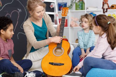 Gitar çal.