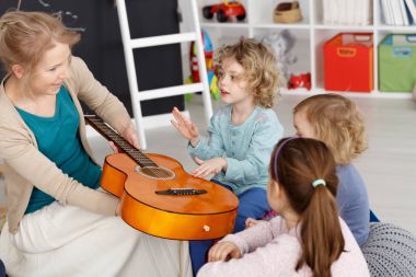 Müzik dersi çocuklarla