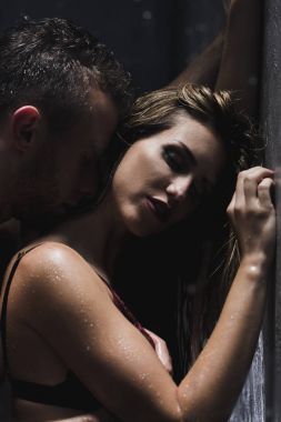 Adam sevgilisine'nın boyun öpüşme