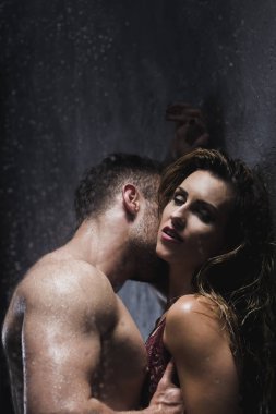 Çift banyo, ön sevişme sırasında öpüşme